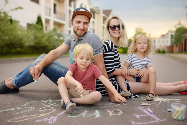 Família Amigável Feliz Com Duas Crianças Andando Verão Palavra Família — Fotografia de Stock