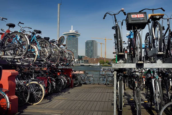 Amsterdam Países Bajos Septiembre 2018 Aparcamiento Para Bicicletas Muelle Del — Foto de Stock