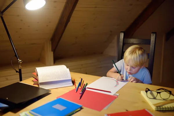 Маленький Хлопчик Робить Домашнє Завдання Малює Пише Вдома Ввечері Дошкільник — стокове фото