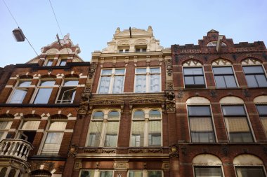 Tipik kanalına Amsterdam evler. Hollanda gezi. Turizm ve seyahat Holland tarafından.