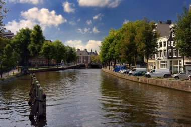 Amsterdam, Hollanda - 17 Eylül 2018: Sessiz street, kanal, köprü. Geleneksel eski Amsterdam görüntüleyin. Hollanda gezi. Turizm ve seyahat Holland tarafından.