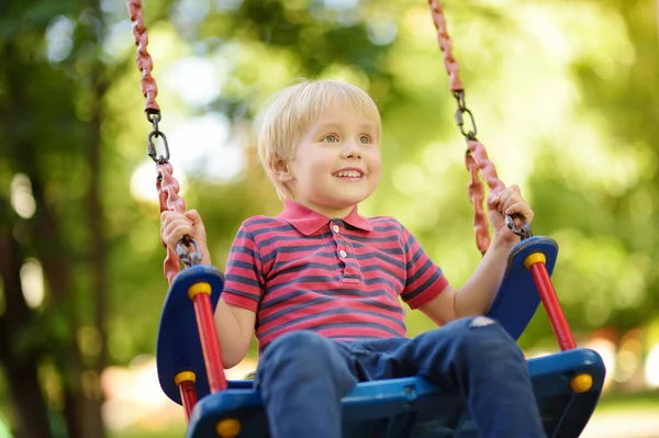 屋外の遊び場で楽しいかわいい男の子 子供のための夏アクティブ スポーツ レジャー スイングの子 — ストック写真