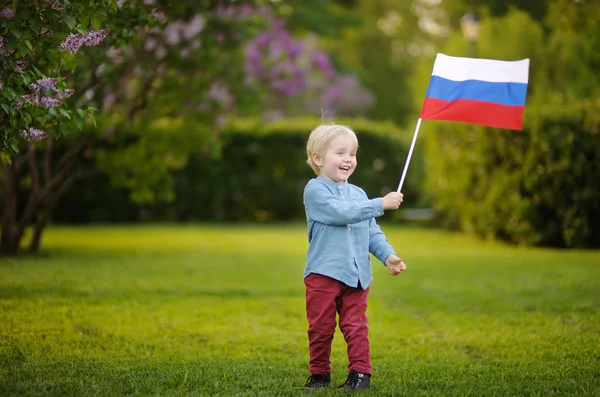 Милый Мальчик Российским Флагом Время Прогулки Летнему Парку — стоковое фото