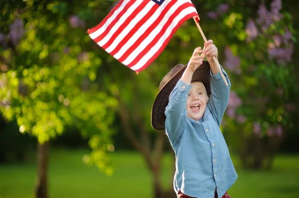 Menino Bonito Segurando Bandeira Americana Belo Parque Conceito Dia Independência — Fotografia de Stock