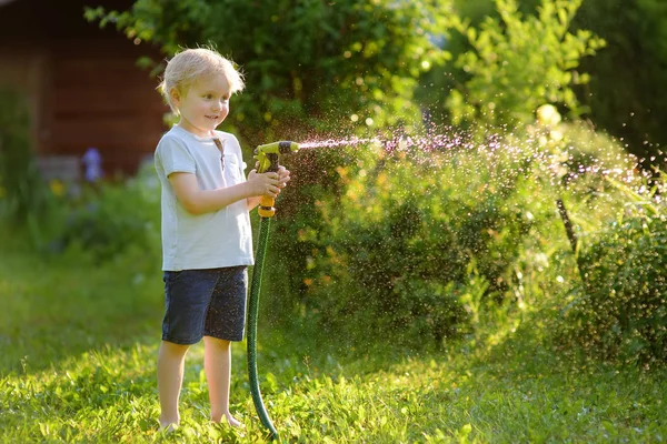 Engraçado Menino Brincando Com Mangueira Jardim Quintal Ensolarado Criança Pré — Fotografia de Stock