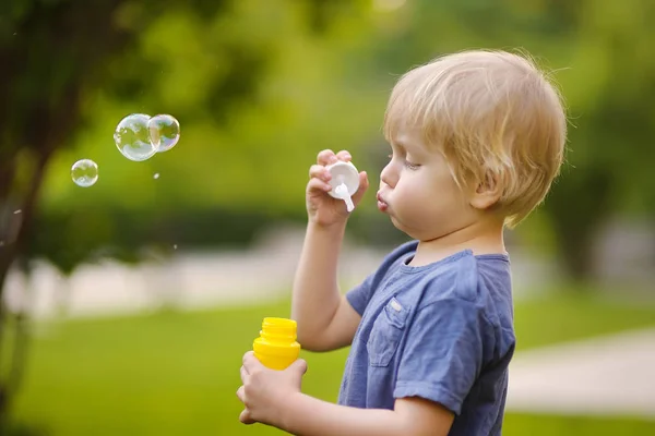 Ładny Mały Chłopiec Dmuchanie Baniek Mydlanych Piękny Letni Park Aktywny — Zdjęcie stockowe