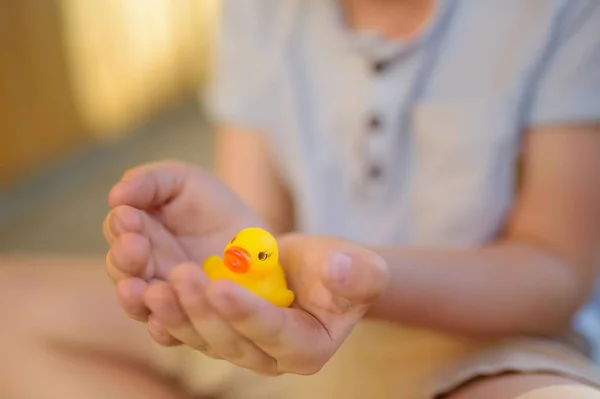 Liten pojke leker med familj av gummi anka — Stockfoto