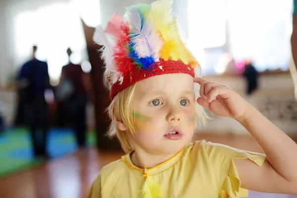 Kleiner Junge in der Rolle des amerikanischen Indianers im Performance-Kindertheater-Studio. — Stockfoto