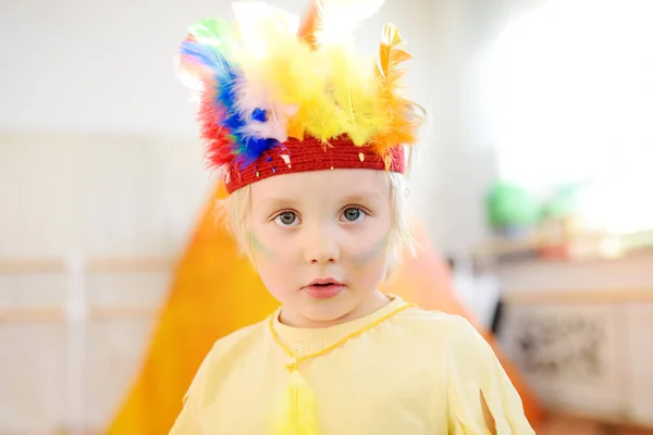 Little boy involved in performance children's theatre Studio in the role of the American Indian. — Stock Photo, Image