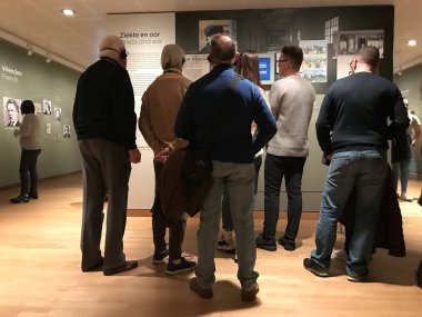 Amsterdam, Hollanda - 19 Mart 2019: Resim Sergisi Vincent van Gogh Müzesi Van Gogh Amsterdam, Hollanda, ziyaretçi görünüyor. Hareket eden fotoğraf.