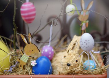 Sokakta Paskalya süsleri Fransa küçük bir kasaba. Ağaç ve ahşap tavşan oyuncaklar dalı dekorasyon olarak asılı yumurta boyalı Paskalya.