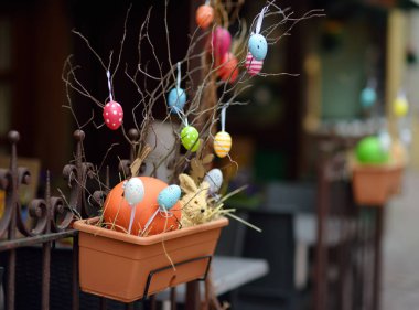 Sokakta Paskalya süsleri Fransa küçük bir kasaba. Ağaç ve ahşap tavşan oyuncaklar dalı dekorasyon olarak asılı yumurta boyalı Paskalya.