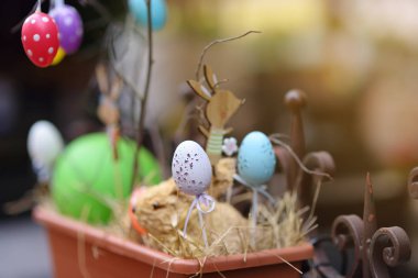 Sokakta Paskalya süsleri Fransa küçük bir kasaba. Ağaç ve ahşap tavşan oyuncak bir dalda asılı yumurta boyalı Paskalya.