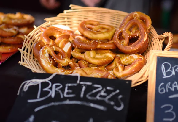 Pré-tzels de sal e outros pães para venda no tradicional mercado agrícola local europeu. Mercado de rua em Strasbourg, Francia . — Fotografia de Stock