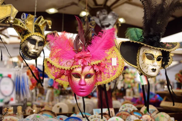Маски, продаваемые накануне знаменитого венецианского карнавала . — стоковое фото
