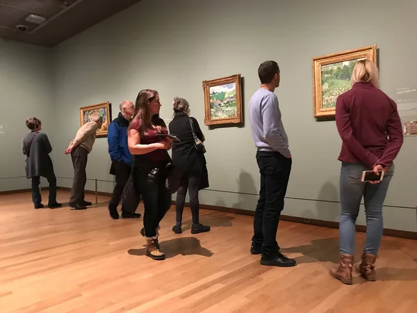 Амстердам, Нідерланди - 19 березня 2019: Відвідувачів дивиться на картини Ван Гога в музей Ван Гога в Амстердамі, Нідерланди. Мобільні фото. — стокове фото