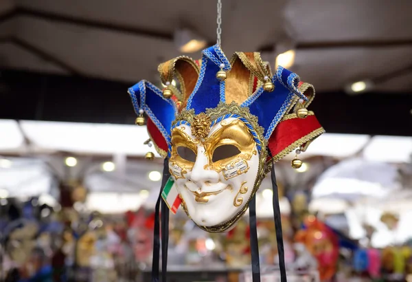 Masques vendus à la veille du célèbre carnaval vénitien . — Photo