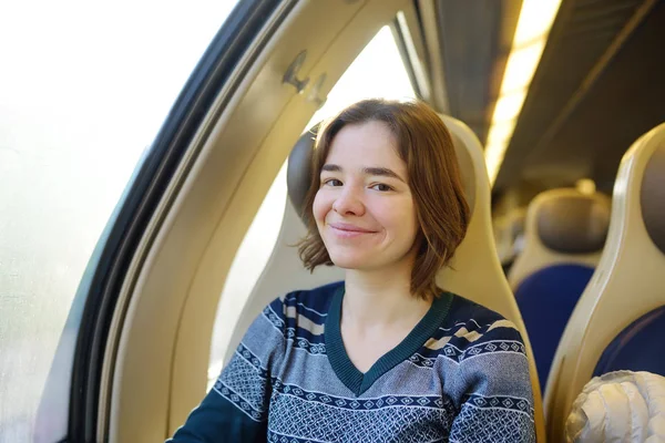 Portret van een mooi peinzende meisje droomt in een trein auto. — Stockfoto