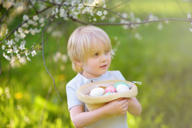 Paskalya yumurtası bahar Park için Paskalya gününde avcılık büyüleyici küçük çocuk
