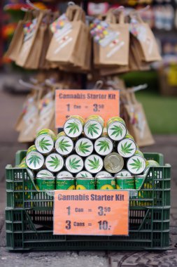 Amsterdam, Hollanda-19 Mart 2019: başlangıç marihuana kitleri ünlü çiçek pazarında Satılık (Bloemenmarkt) Amsterdam eski merkezinde, Hollanda