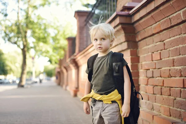 Triste ragazzino stressato con lo zaino. La riluttanza dei bambini ad andare a scuola. Disperazione e depressione, bullismo, violenza, persecuzione . — Foto Stock