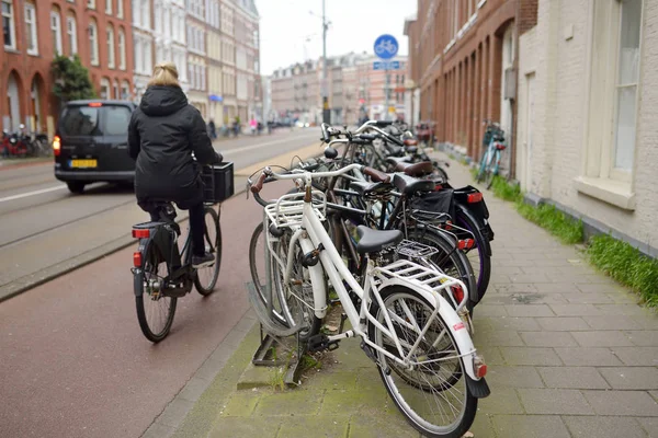 AMSTERDAM, PAÍSES BAJOS - 21 DE MARZO DE 2019: Mujer monta en bicicleta en el centro de Ámsterdam. Capital de la bicicleta de Europa . —  Fotos de Stock