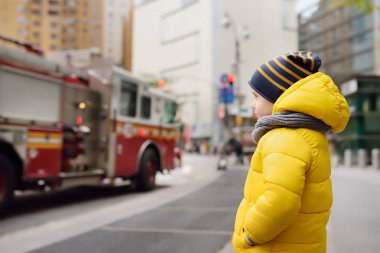 Küçük çocuk itfaiyeye bakıyor. New York, Amerika Birleşik Devletleri.