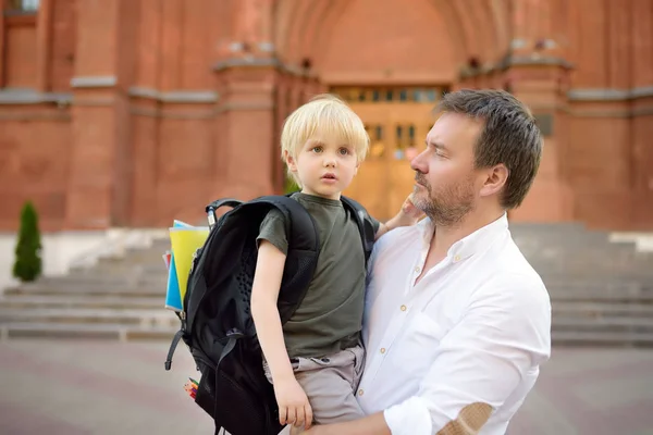 Torniamo al concetto di scuola. Un piccolo allievo con suo padre. Primo giorno di scuola primaria . — Foto Stock