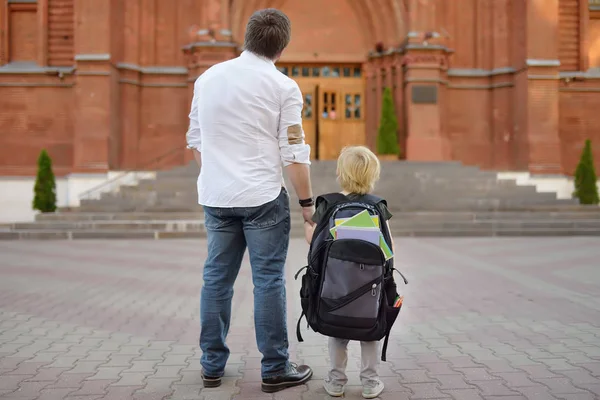 De vuelta al concepto escolar. Un pequeño alumno con su padre. Primer día de escuela primaria . —  Fotos de Stock