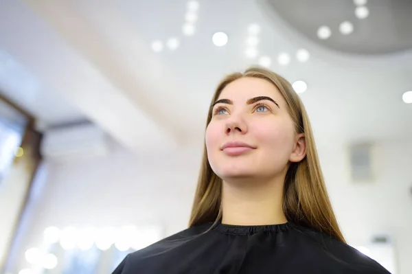 Attraktive Frau bekommt Gesichtspflege im Schönheitssalon. perfekte Architektur Augenbrauen. Gesichtspflege und Make-up. — Stockfoto