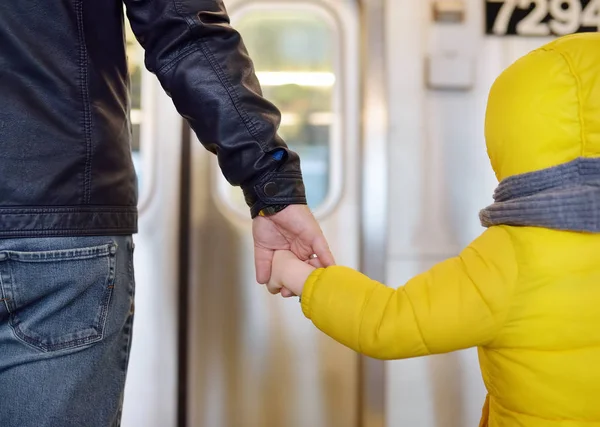 Homme mûr et son petit fils regarde par la fenêtre de la voiture dans le métro à New York . — Photo