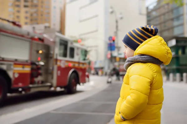 El niño mira en el camión de bomberos. Nueva York, Estados Unidos . — Foto de Stock