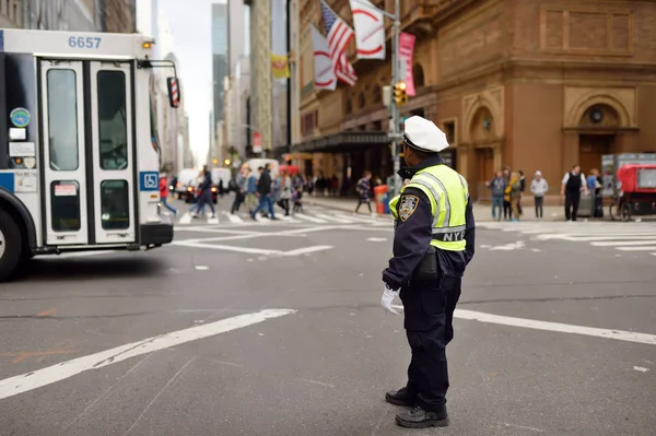 Нью-Йорк, США-23 жовтня 2018: поліція управління рухом на вулицях Нью-Йорка — стокове фото