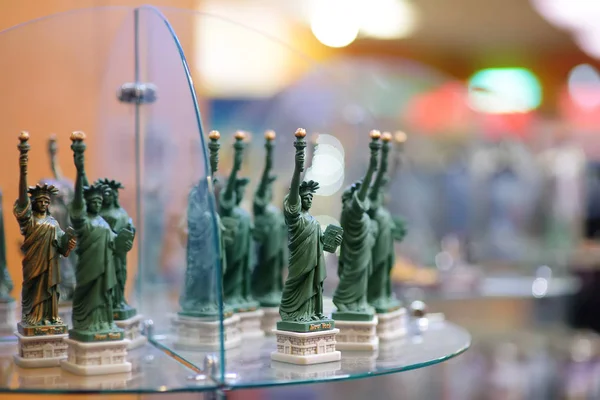 Beeldjes van de beroemde sculptuur Statue of Liberty in de winkel van New York, Verenigde Staten — Stockfoto