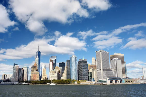 Skyline a híres felhőkarcolók Manhattan és East River. — Stock Fotó