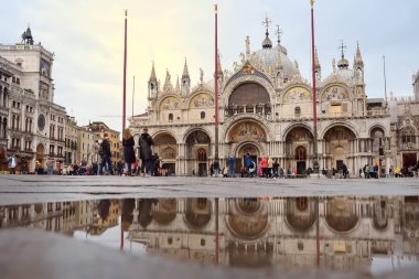 Venedik, İtalya - 23 Nisan 2019: Venedik'in ünlü meydanı - yağmurdan sonra San Marco bazilikası ile piazza San Marco.