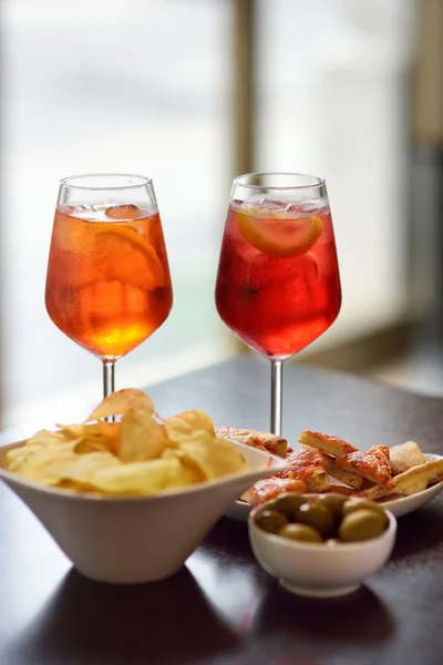 意大利的 aperitives 开胃： 杯鸡尾酒 （起泡酒与 Aperol） 和桌上的开胃拼盘. — 图库照片
