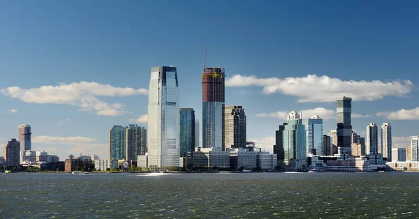 Skyline com arranha-céus famosos de Nova Jersey e East River. Passeio aquático para a ilha da Liberdade . — Fotografia de Stock