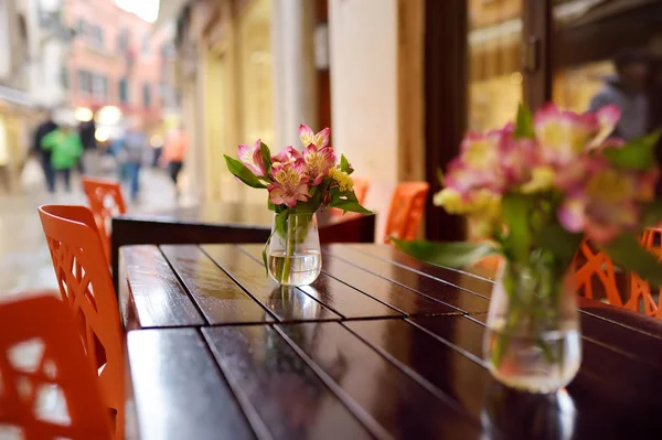 Elegante cafetería al aire libre en una pequeña ciudad europea . —  Fotos de Stock