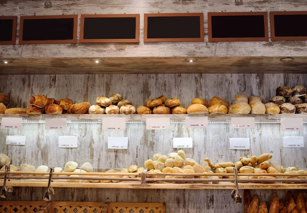 Nybakat gourmetbröd till salu i italienskt bageri. — Stockfoto