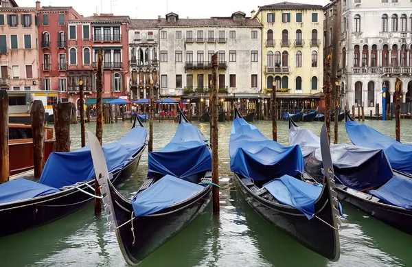 Muelle con góndolas en Venecia, Italia — Foto de Stock