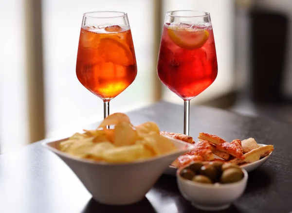 意大利的 aperitives 开胃： 杯鸡尾酒 （起泡酒与 Aperol） 和桌上的开胃拼盘. — 图库照片