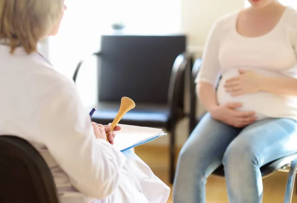 Gynaecoloog arts aanvaardt van een zwangere vrouw. Medische verzekering kinderopvang. Huisarts voor de dracht. Zwangerschapsverlof. — Stockfoto