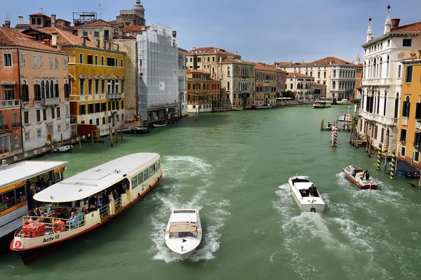 VENICE, ITALY - 24 апреля 2019 года: Вид на Гранд-канал на лодке, вапаретто и моторной лодке . — стоковое фото