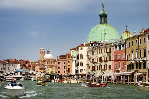 VENICE, ITALY - APRIL 24, 2019: View of Grand Canal, Scalzi bridge, San Simeon Piccolo's Church of Venice — Stock Photo, Image