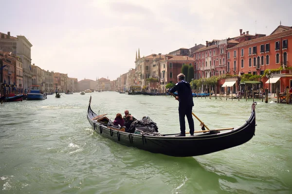 ВЕНИЦИЯ, ИТАЛИЯ - 24 апреля 2019 года: Гондола с гондолерами и туристами на Гранд Каналин в Венеции — стоковое фото
