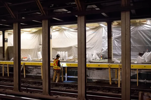 NOVA IORQUE, EUA - OUTUBRO 22, 2018: Reparação no metrô de Nova York. Trabalhador do MTA reparando a plataforma da estação de metrô de Nova York — Fotografia de Stock