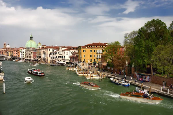 VENICE, ITALY - 24 апреля 2019 года: Вид на Гранд-канал, мост Скальци, церковь Сан-Симеон-Пикколо в Венеции — стоковое фото