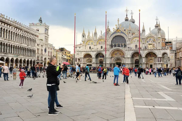 ВЕНИЦИЯ, ИТАЛИЯ - 24 апреля 2019 года: Туристы на знаменитой площади Венеции - площади Сан-Марко с базиликой Сан-Марко после дождя . — стоковое фото