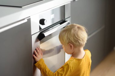 Sevimli çocuk yerli mutfakta yemek hazırlama bekliyor.